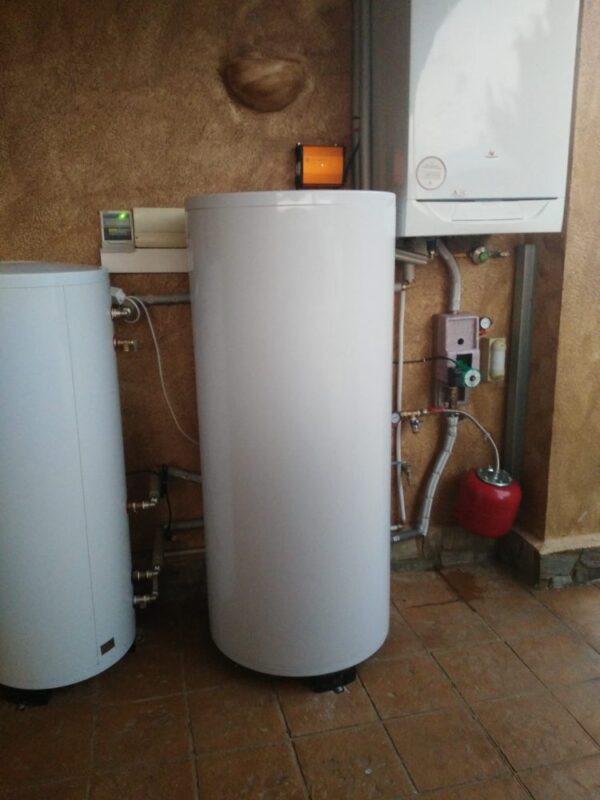 Accumulation tank for solar water heating systems